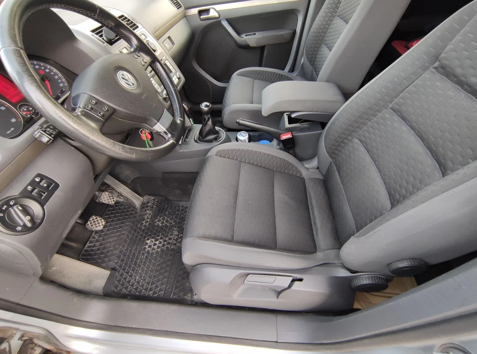 VW Touran, снимка 15 - Автомобили и джипове - 55595963