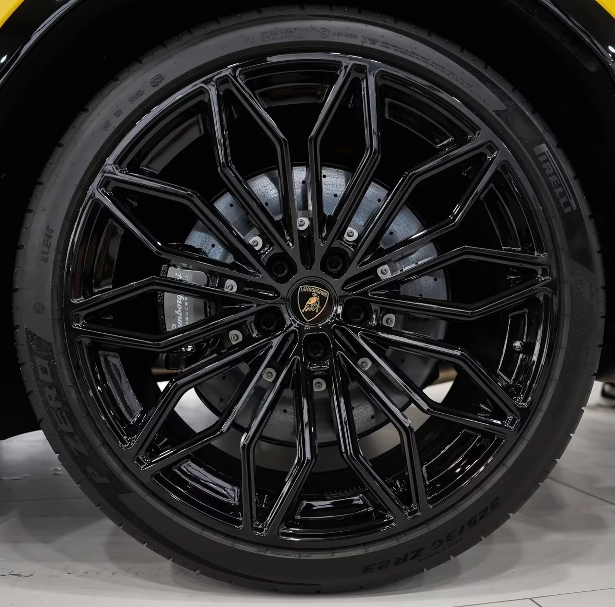 Lamborghini Urus SE PLUG-IN HYBRID KERAMIK B&O, снимка 5 - Автомобили и джипове - 54682323