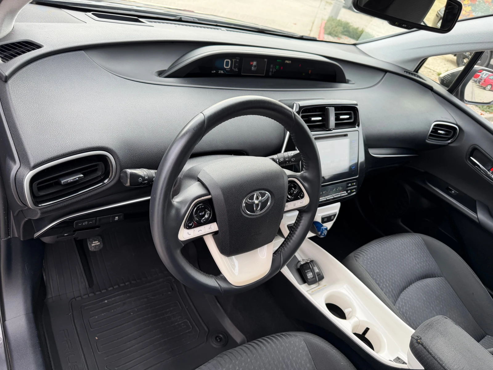 Toyota Prius 1.8h 122к.с Luxury  - изображение 7