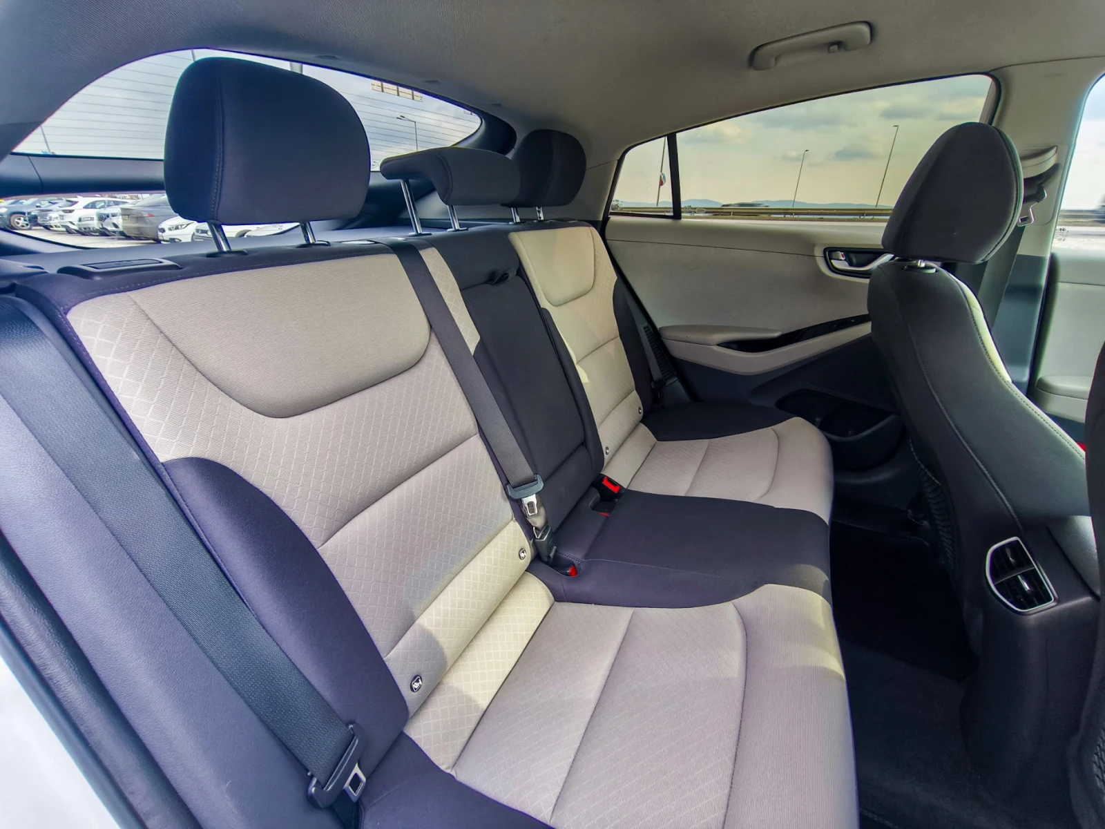 Hyundai Ioniq, снимка 11 - Автомобили и джипове - 53885705