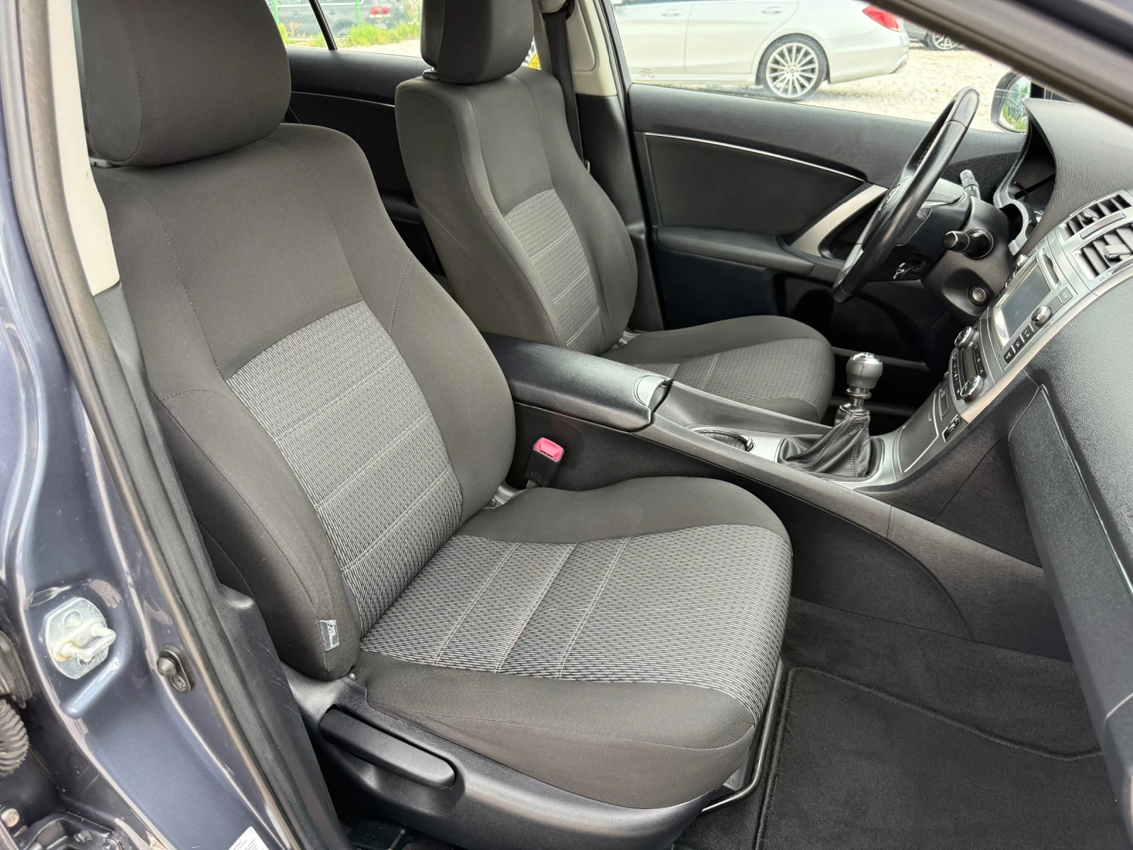 Toyota Avensis 1.8 VVT-i / FACELIFT / NAVI / CAMERA / PODGREV, снимка 11 - Автомобили и джипове - 54801935