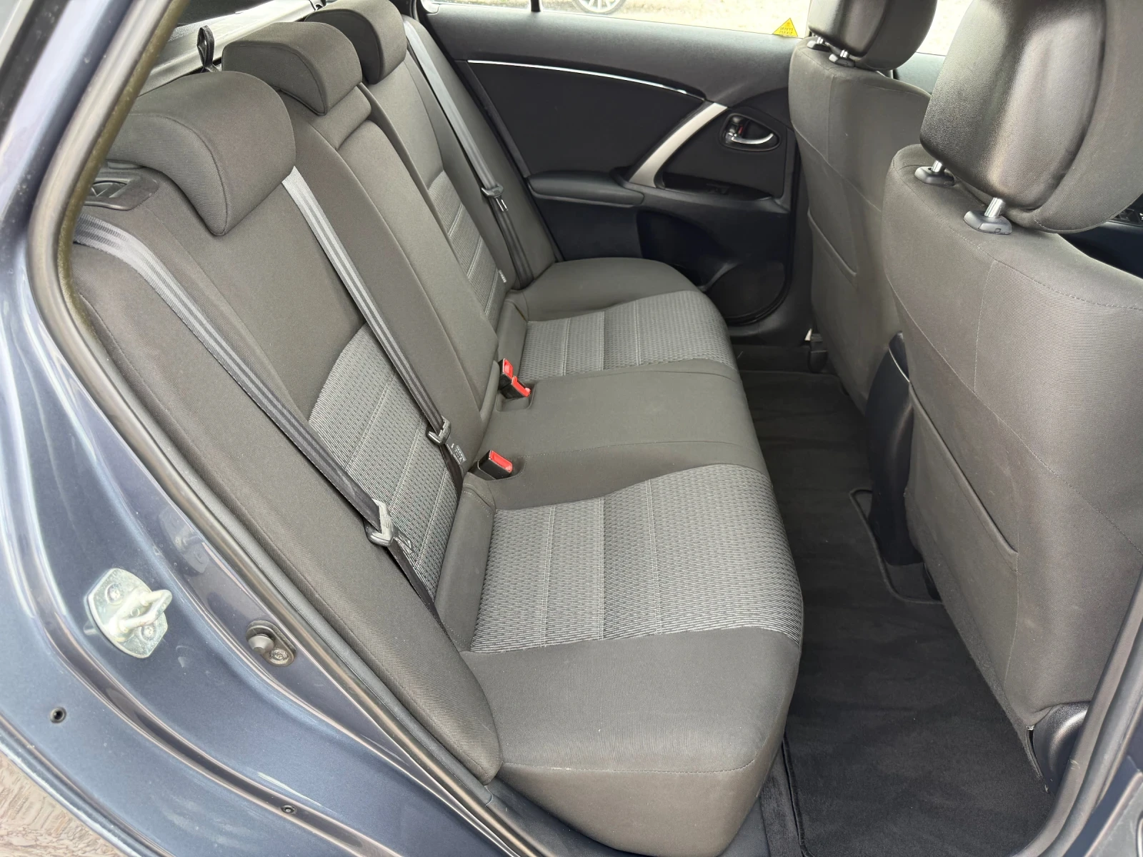 Toyota Avensis 1.8 VVT-i / FACELIFT / NAVI / CAMERA / PODGREV, снимка 13 - Автомобили и джипове - 54801935