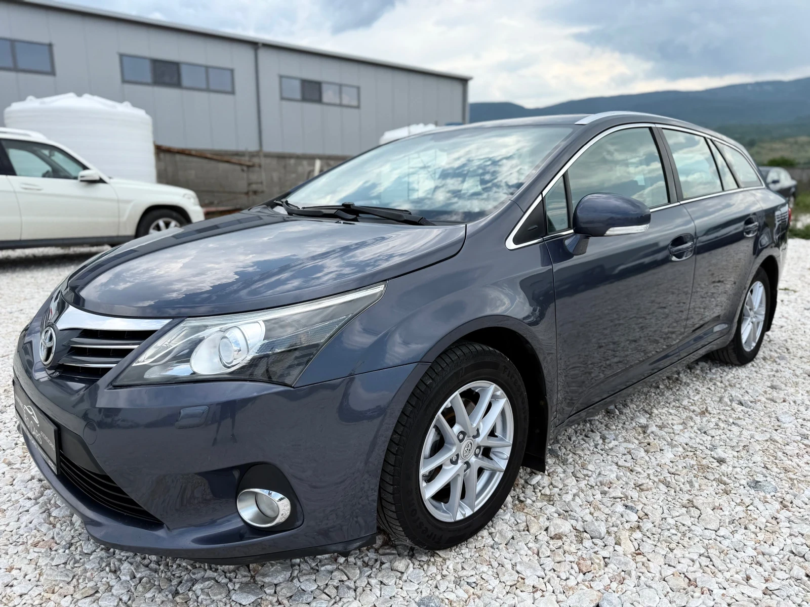 Toyota Avensis 1.8 VVT-i / FACELIFT / NAVI / CAMERA / PODGREV, снимка 3 - Автомобили и джипове - 54801935