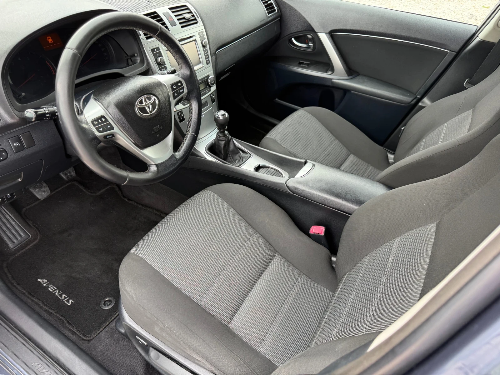 Toyota Avensis 1.8 VVT-i / FACELIFT / NAVI / CAMERA / PODGREV, снимка 9 - Автомобили и джипове - 54801935