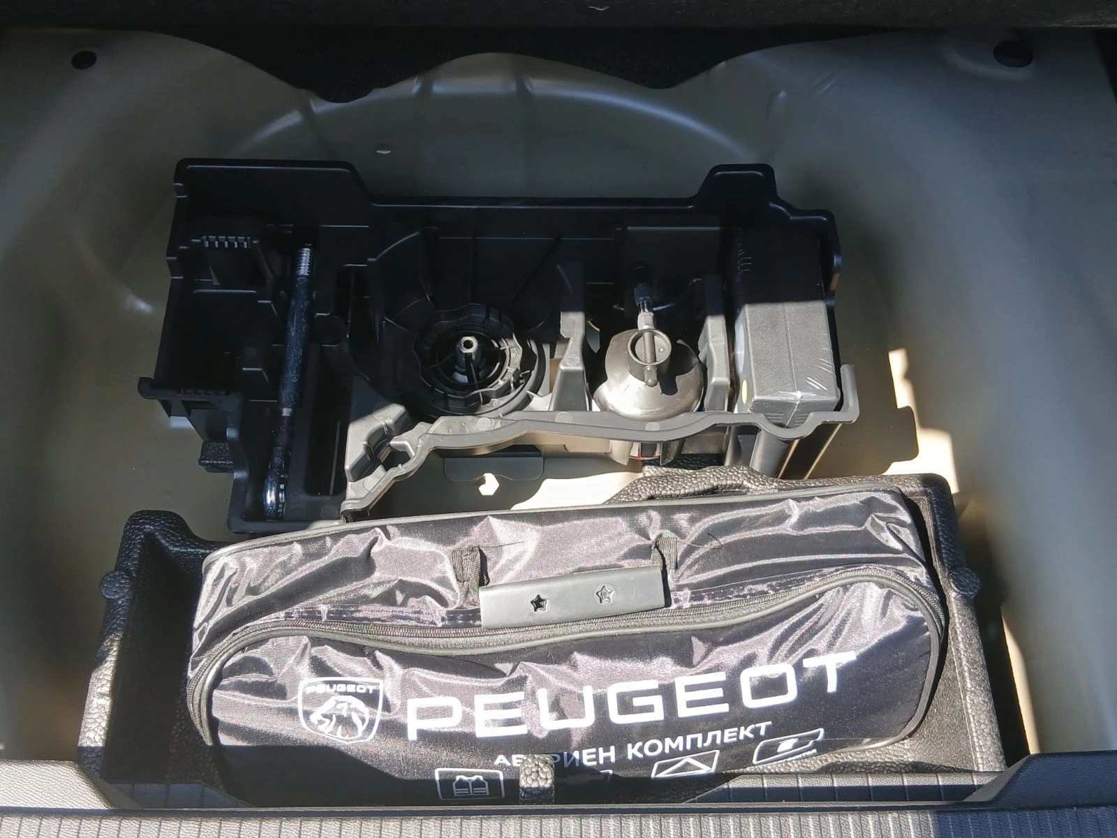 Peugeot 2008 STYLE 1.2 145 HYBRID 48V e-DCS6 EURO 6.4, снимка 16 - Автомобили и джипове - 56034178