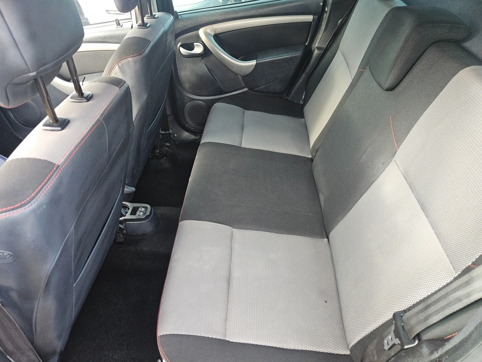 Dacia Duster 1.6/4x4, снимка 12 - Автомобили и джипове - 54041895