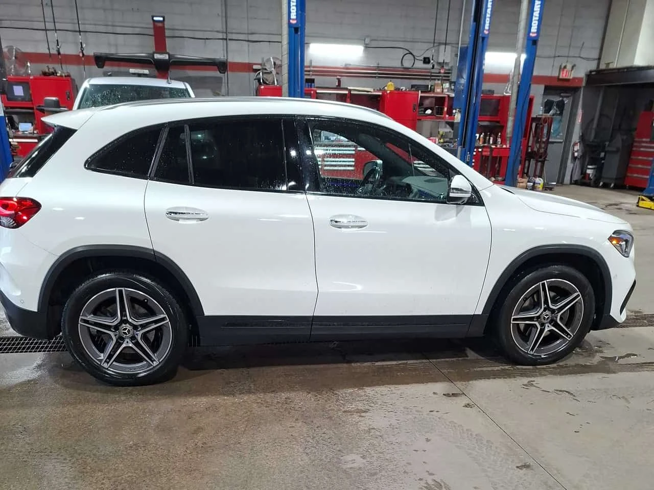 Mercedes-Benz GLA 250 * 360 КАМЕРА* ПАНОРАМА* АМБИЕНТНО* АВТОКРЕДИТ* , снимка 3 - Автомобили и джипове - 54881158