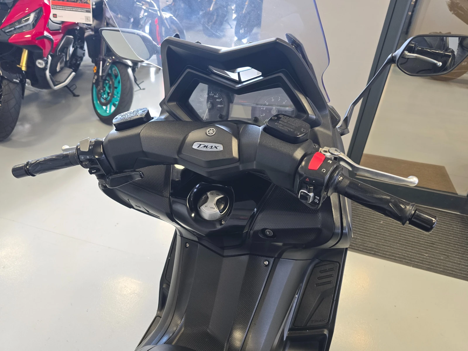 Yamaha T-max 530ie, Led-ABS, Keyless!, снимка 12 - Мотоциклети и мототехника - 54146229