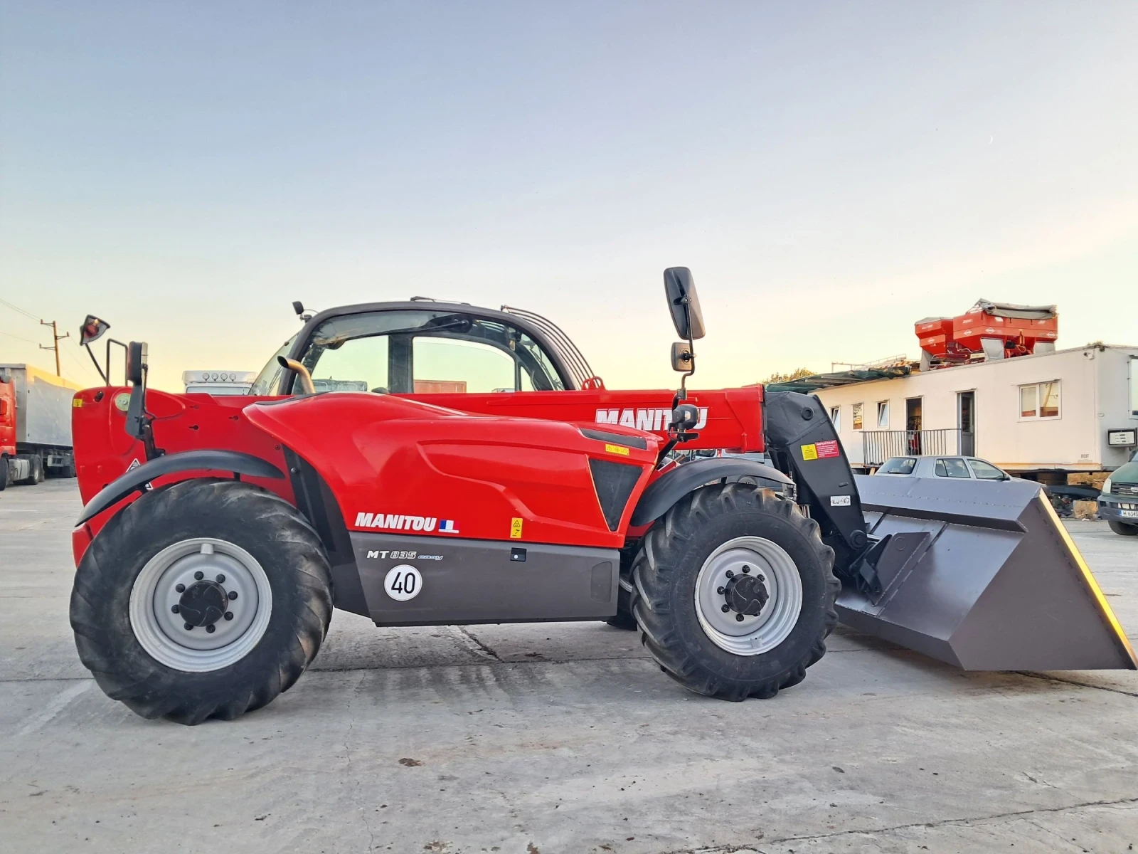 Телескопичен товарач Manitou MT 835 - изображение 3