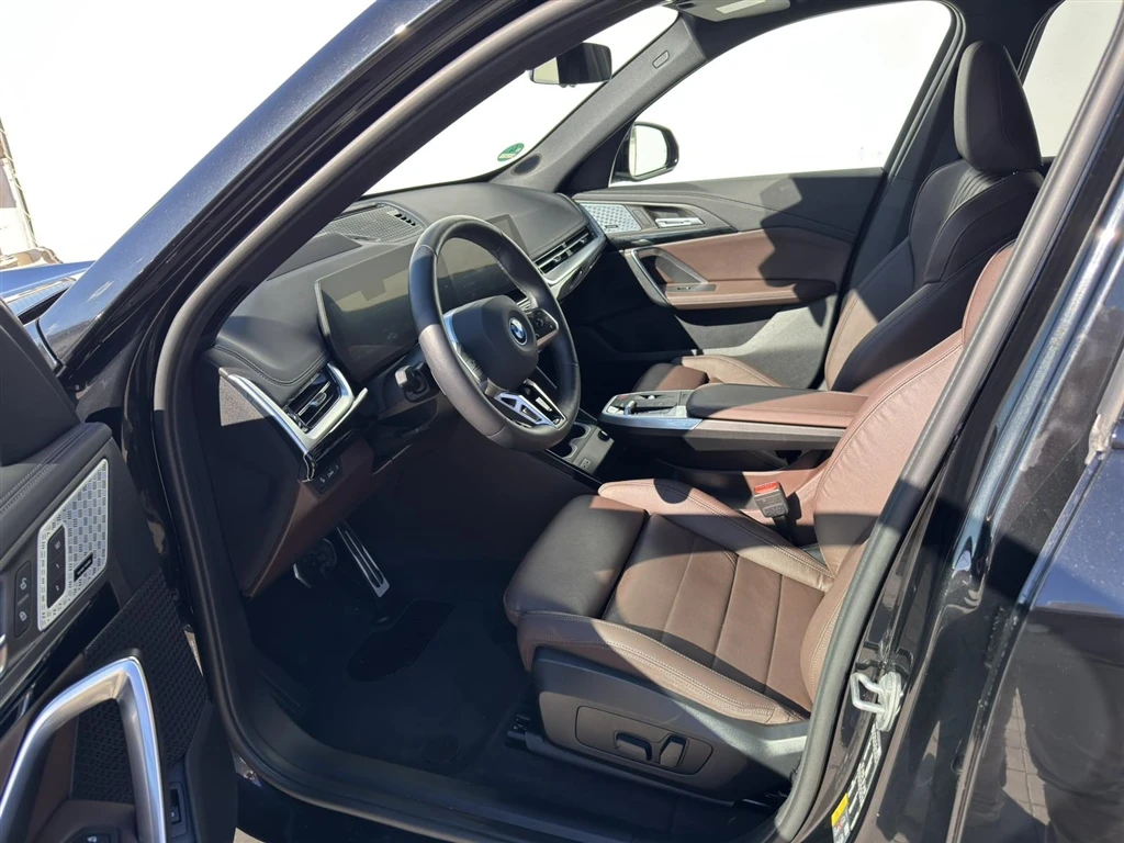 BMW iX1 xDrive30 - изображение 8
