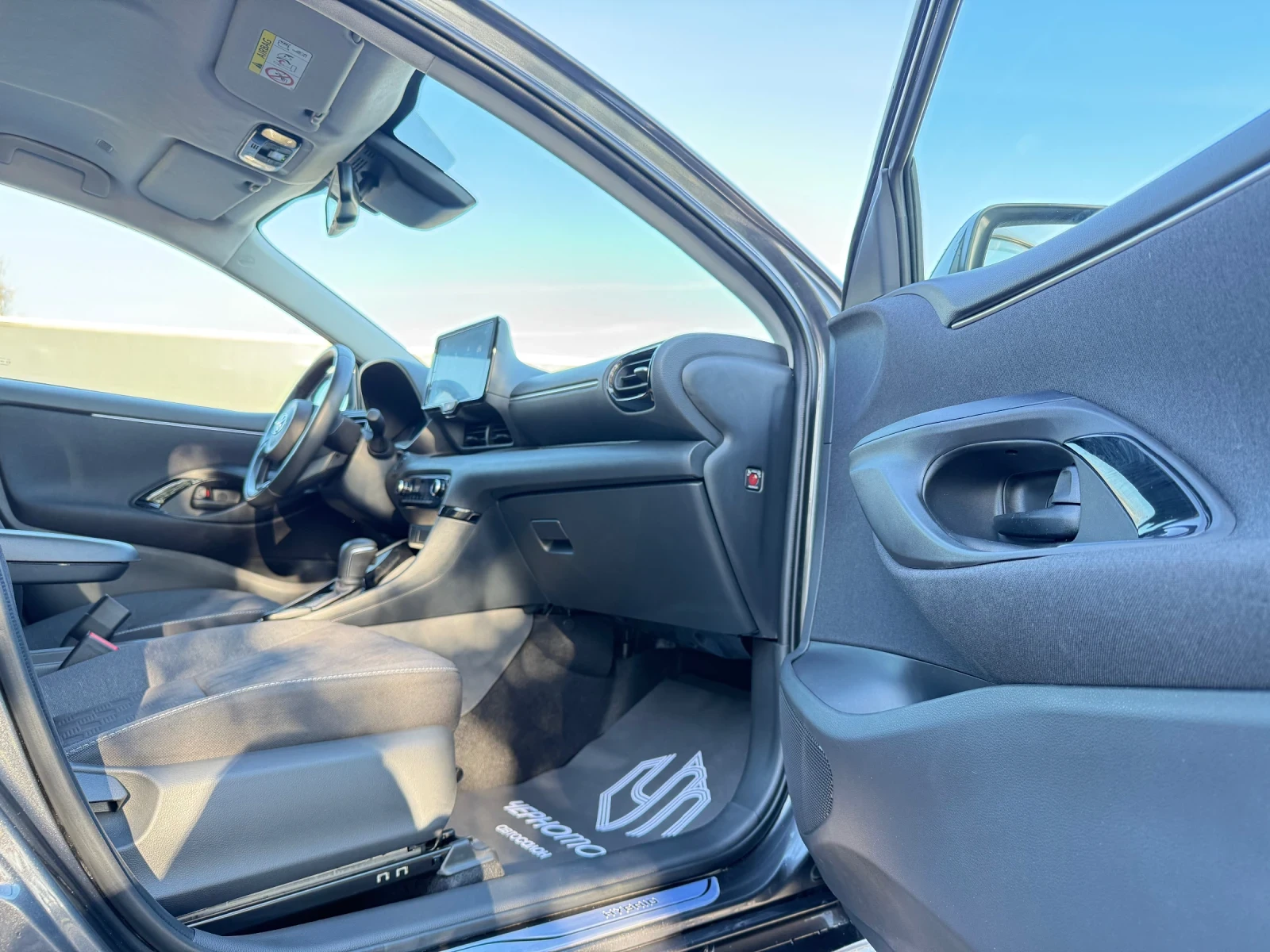 Toyota Yaris 1.5 Hybrid Lounge Premium ГАРАНЦИЯ - изображение 9