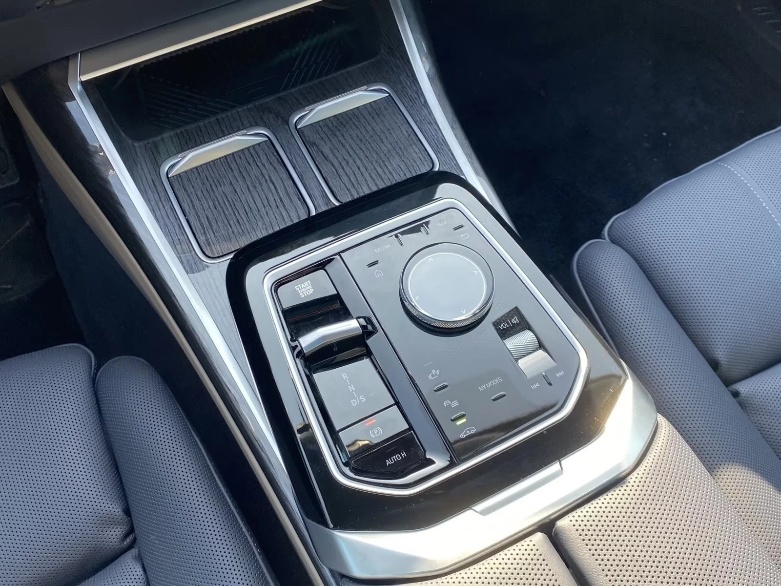 BMW 760 M760e XDRIVE B&W HEAD-UP SKY-LOUNGE , снимка 11 - Автомобили и джипове - 55302775