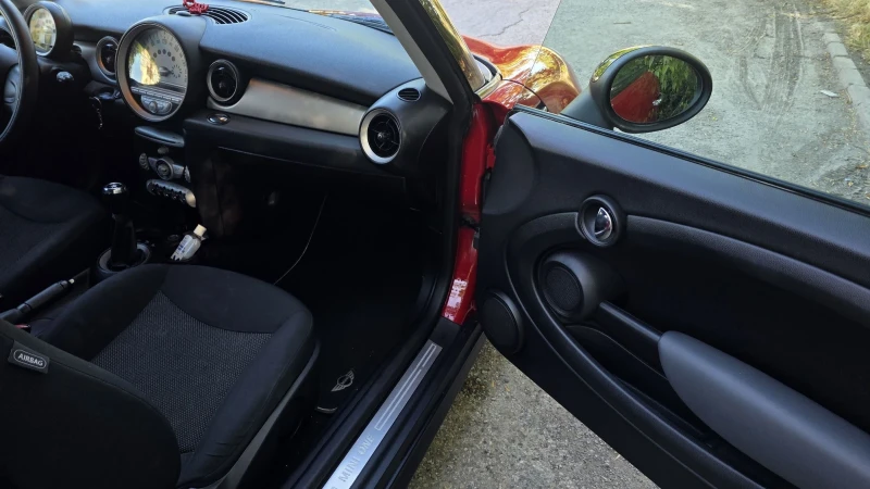 Mini One 1.4i, 94к.с., 6 скорости, снимка 11 - Автомобили и джипове - 52657452