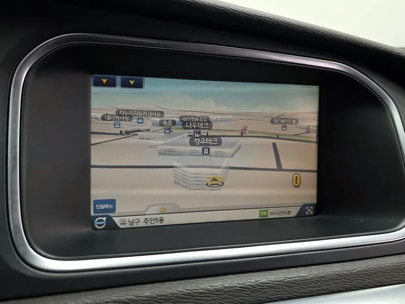 Volvo V40, снимка 14 - Автомобили и джипове - 54326572