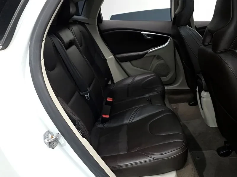 Volvo V40, снимка 12 - Автомобили и джипове - 54326572