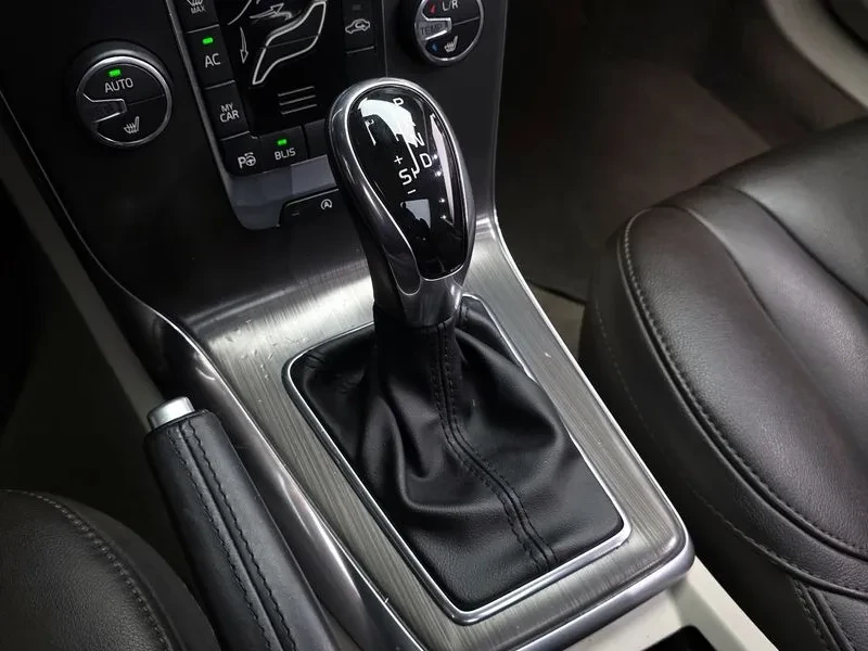 Volvo V40, снимка 9 - Автомобили и джипове - 54326572