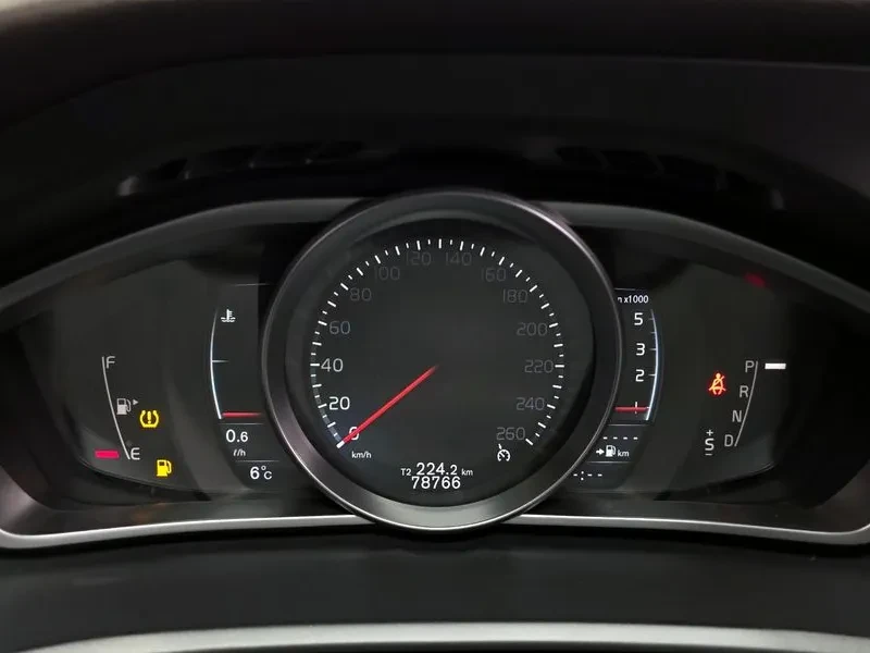 Volvo V40, снимка 8 - Автомобили и джипове - 54326572