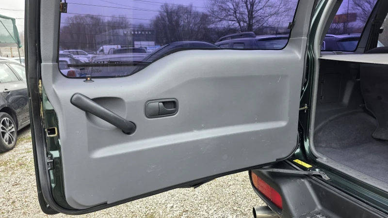 Nissan Terrano 2.7TDI, снимка 8 - Автомобили и джипове - 52878323