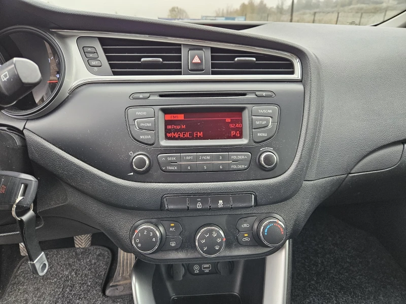 Kia Ceed, снимка 13 - Автомобили и джипове - 48132891