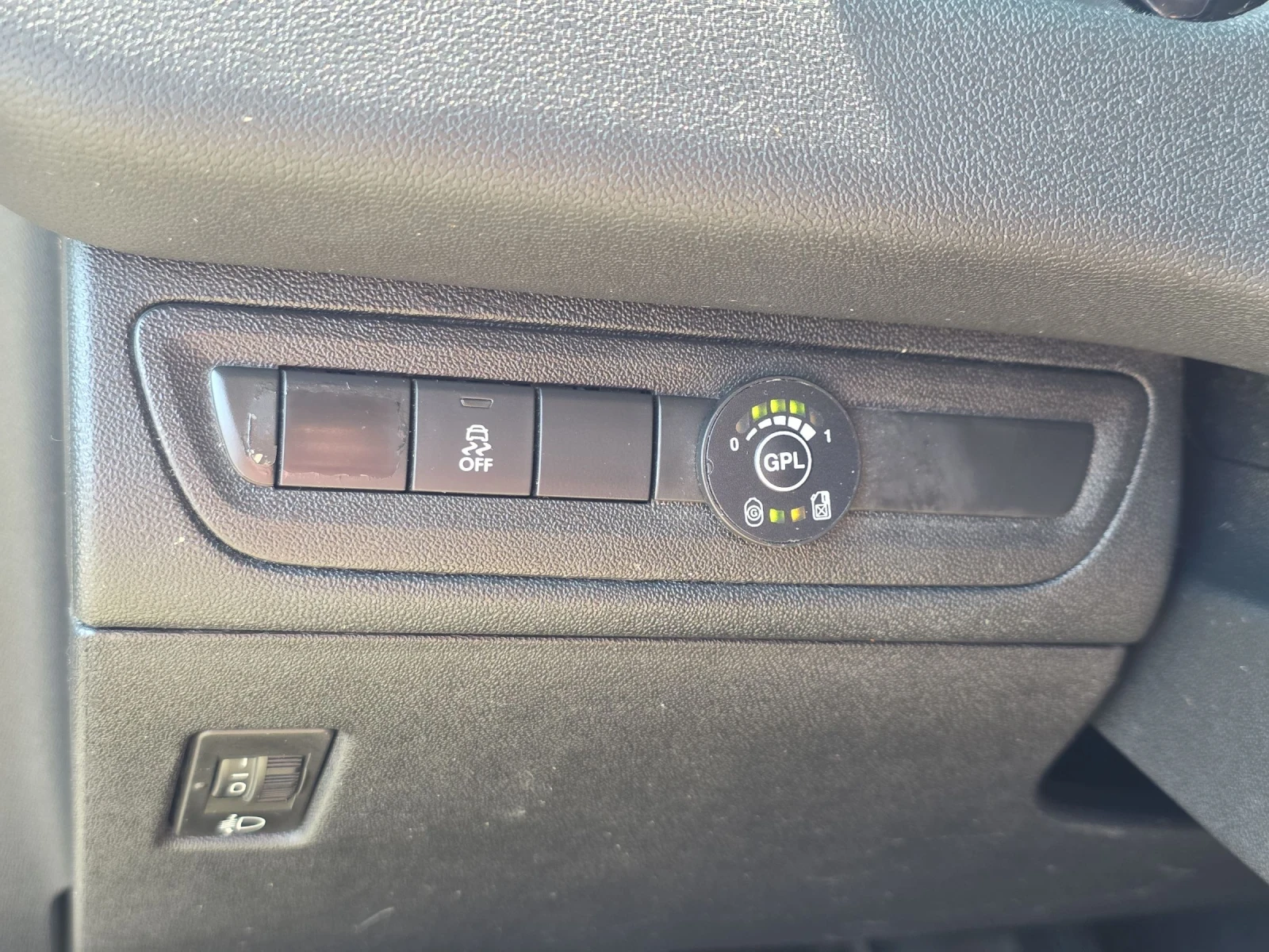 Peugeot 208 1.4i Газ Клима, снимка 14 - Автомобили и джипове - 54798107