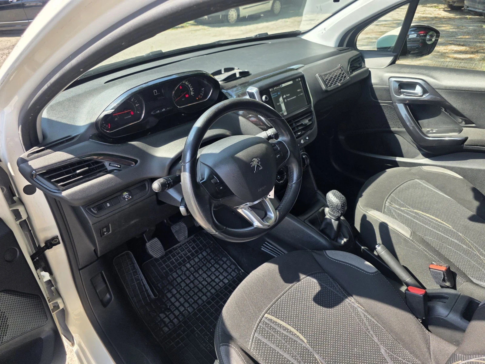Peugeot 208 1.4i Газ Клима, снимка 13 - Автомобили и джипове - 54798107