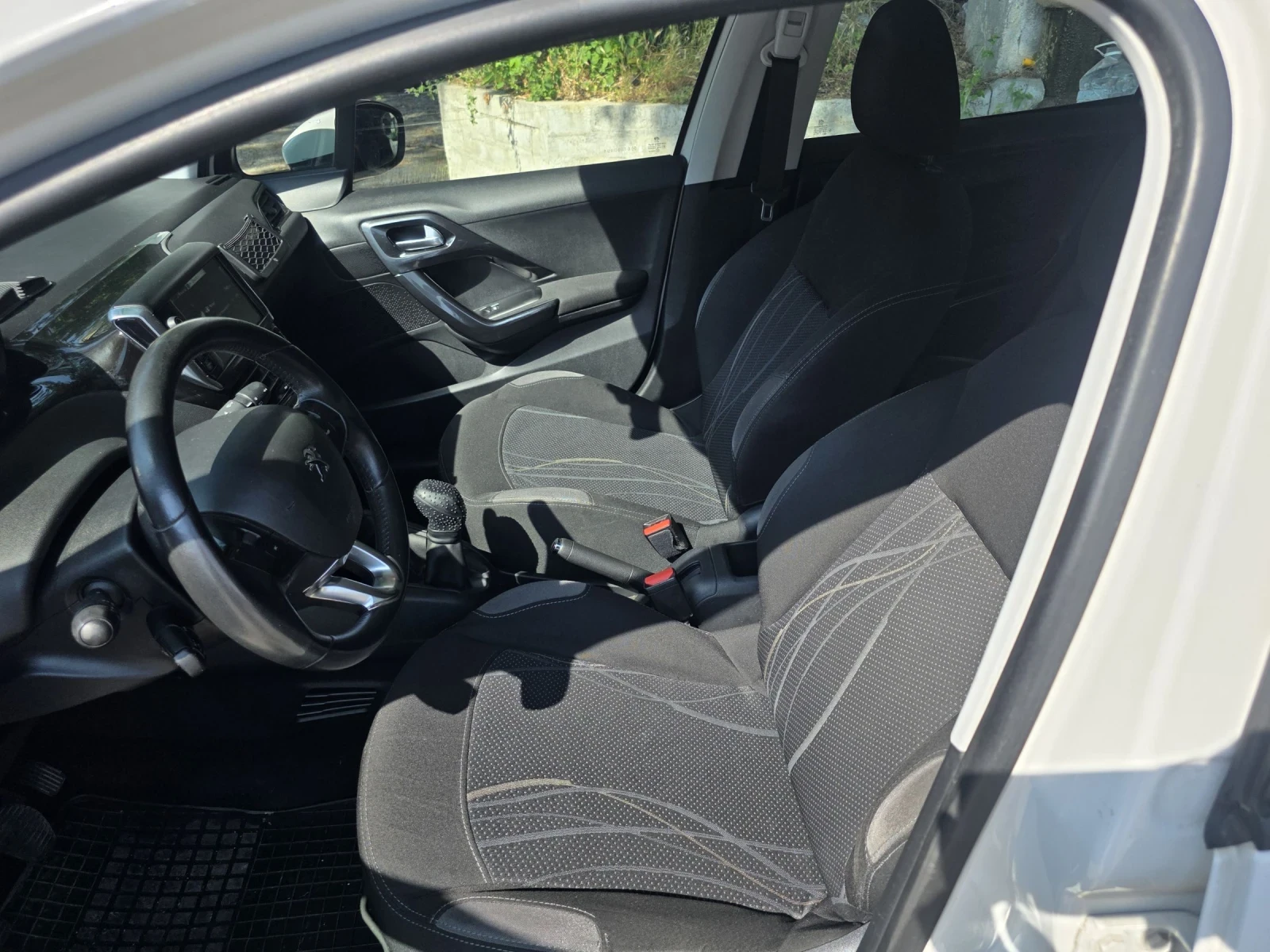 Peugeot 208 1.4i Газ Клима, снимка 12 - Автомобили и джипове - 54798107