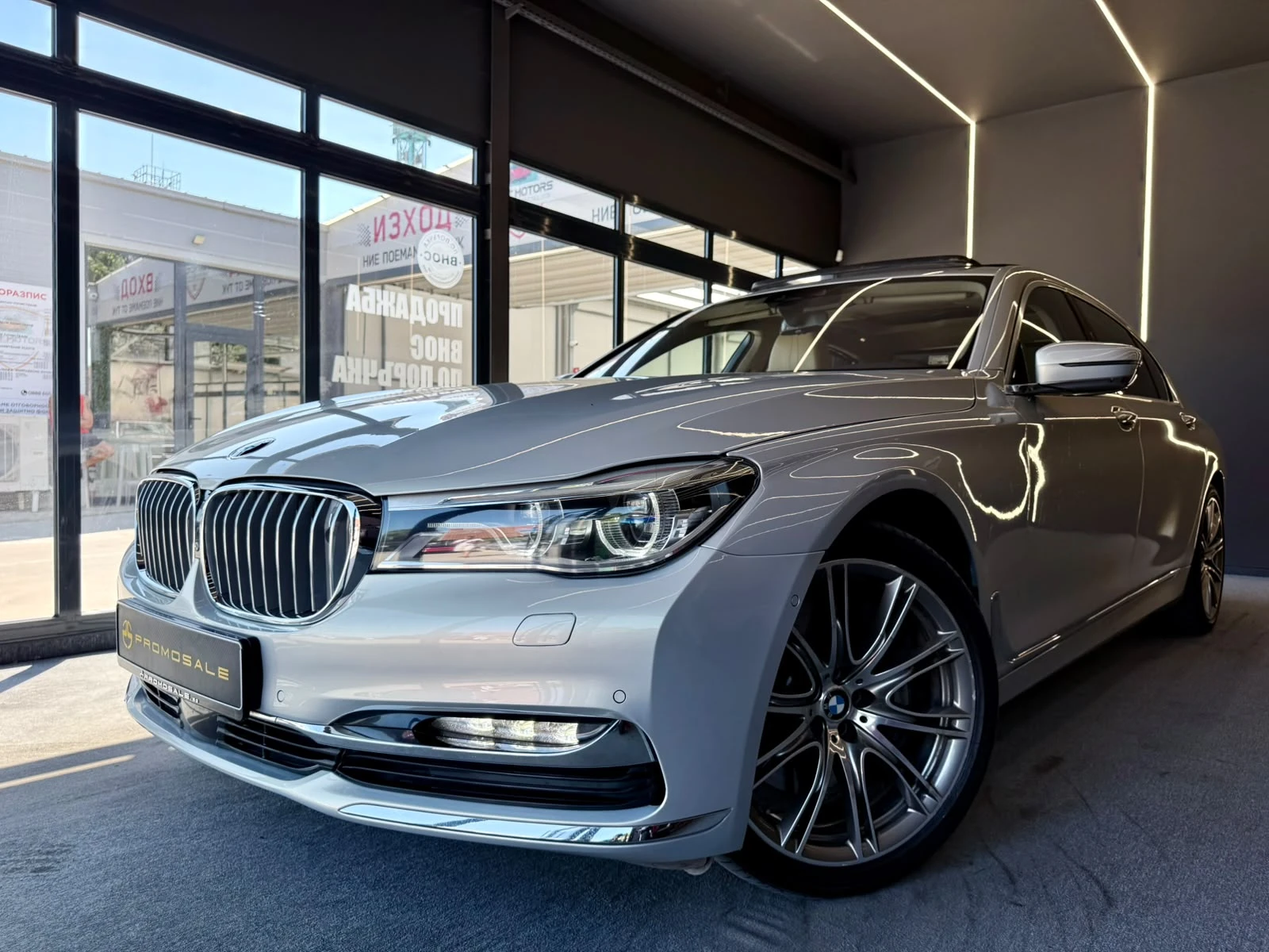 BMW 750 iL Individual* FULL* NightVision* TV* B&W* ЛИЗИНГ, снимка 3 - Автомобили и джипове - 55707680
