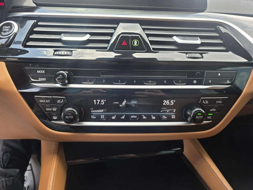 BMW 550 i* XDRIVE* M SPORT* DISTRONIC* ХЕДЪП* КРАЙНА ЦЕНА, снимка 14 - Автомобили и джипове - 56253065