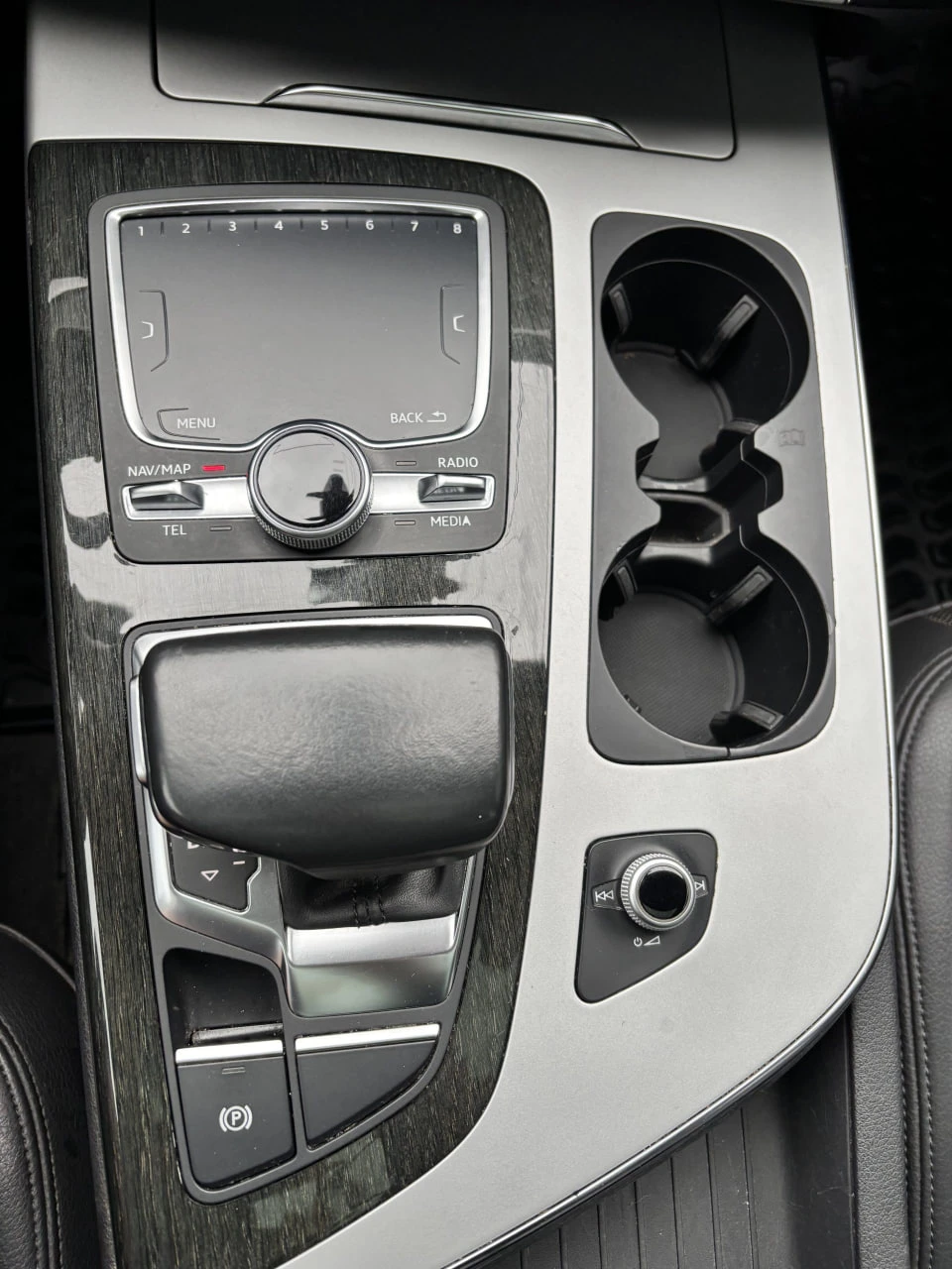 Audi Q7 * АВТО КРЕДИТ* ЦЕНА ДО БГ * Сервизна история * , снимка 11 - Автомобили и джипове - 53802671