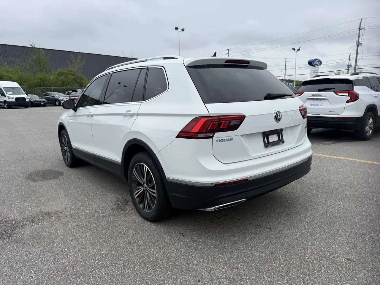 VW Tiguan * ПОДГРЕВ * ПАНОРАМА * ОТ ПРЕДСТАВИТЕЛСТВО, снимка 3 - Автомобили и джипове - 54456824