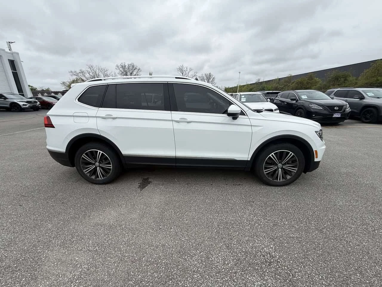 VW Tiguan * ПОДГРЕВ * ПАНОРАМА * ОТ ПРЕДСТАВИТЕЛСТВО, снимка 6 - Автомобили и джипове - 54456824