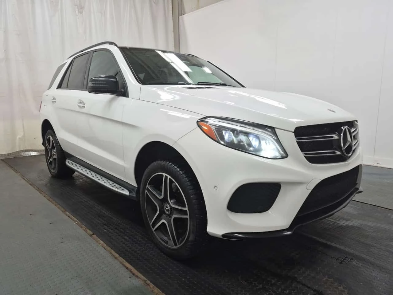 Mercedes-Benz GLE 400 * CARFAX * АВТОКРЕДИТ * БЕЗ ИНЦИДЕНТИ * , снимка 2 - Автомобили и джипове - 54912588