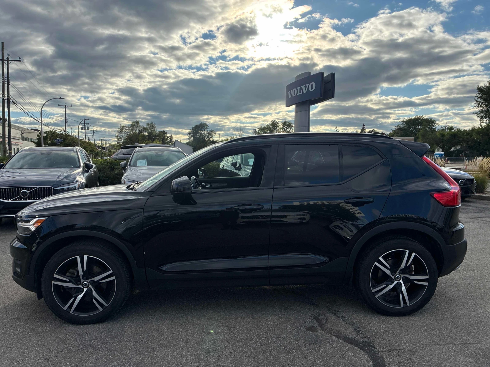 Volvo XC40 * T5 AWD * АВТОКРЕДИТ БЕЗ ПЪРВОНАЧАЛНА ВНОСКА* , снимка 2 - Автомобили и джипове - 56083865