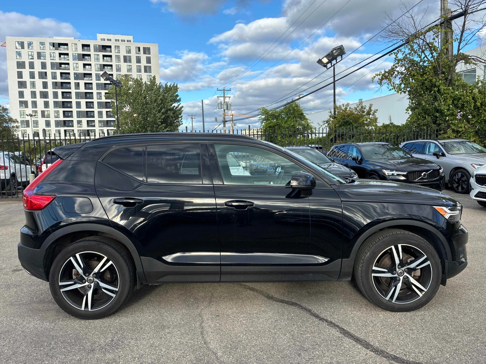 Volvo XC40 * T5 AWD * АВТОКРЕДИТ БЕЗ ПЪРВОНАЧАЛНА ВНОСКА* , снимка 3 - Автомобили и джипове - 56083865