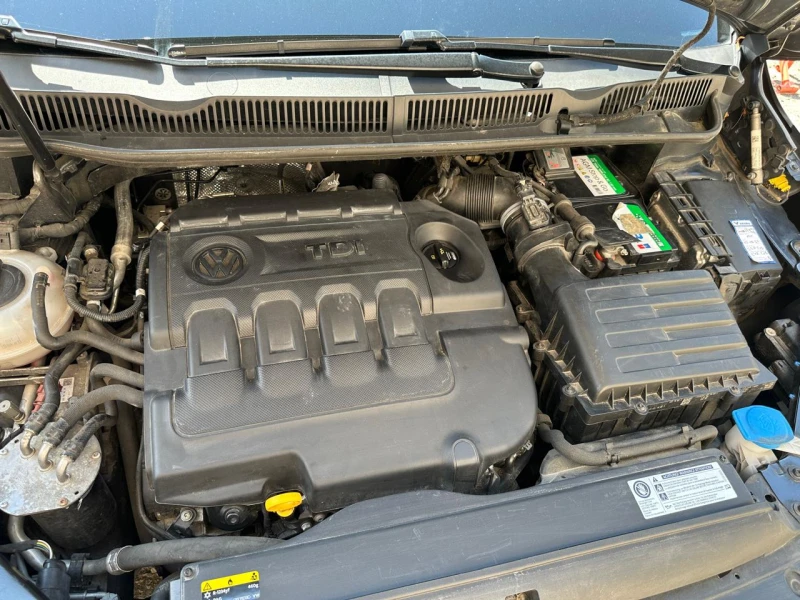 VW Touran 1.6D, снимка 17 - Автомобили и джипове - 52320313