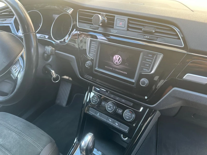 VW Touran 1.6D, снимка 2 - Автомобили и джипове - 52320313