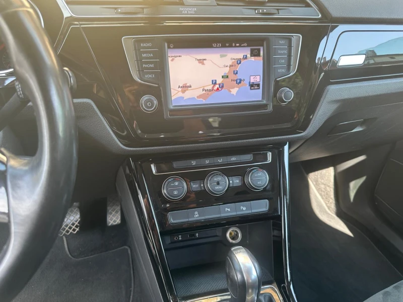 VW Touran 1.6D, снимка 4 - Автомобили и джипове - 52320313