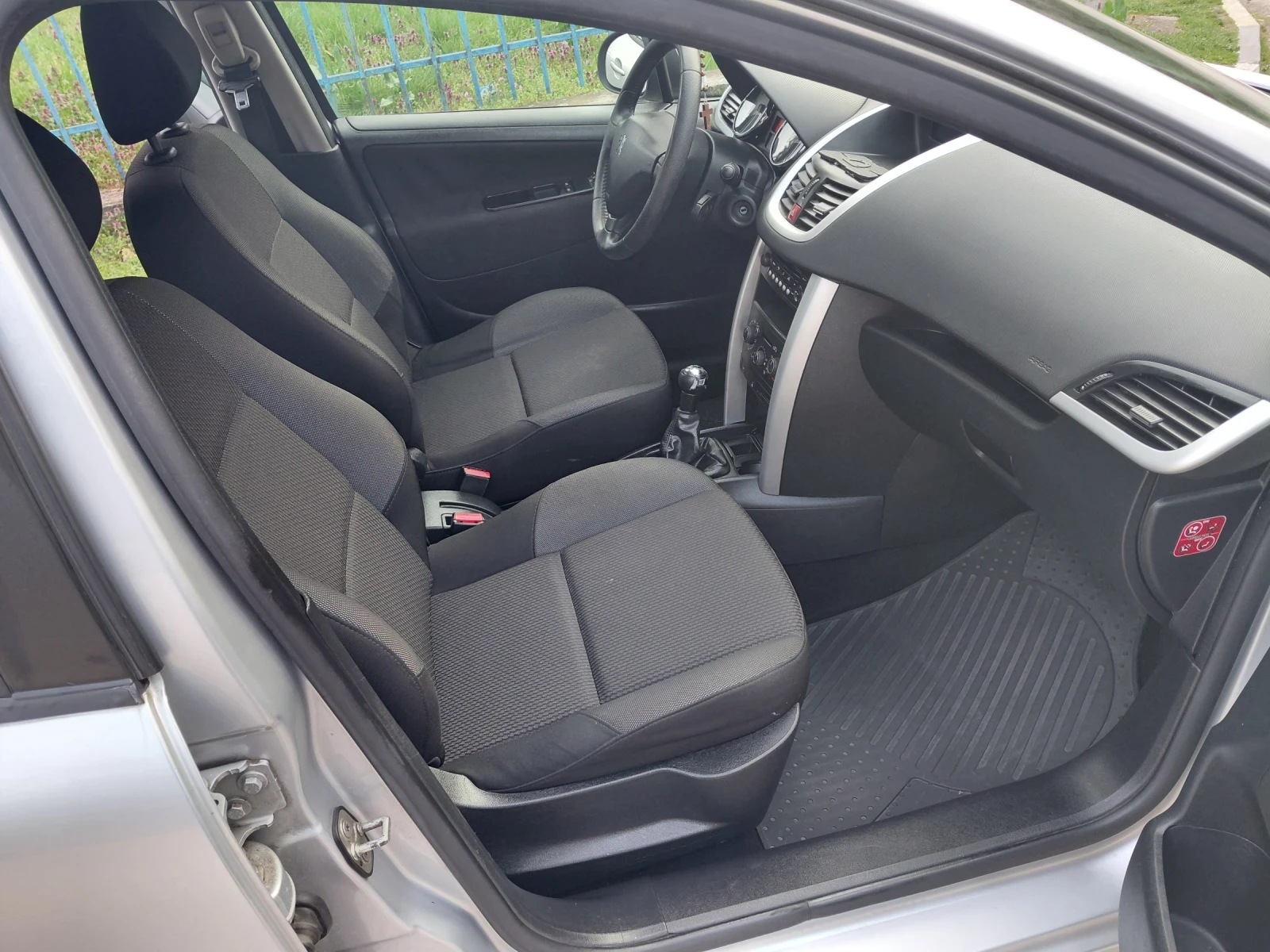 Peugeot 207 1.4, снимка 9 - Автомобили и джипове - 54078556