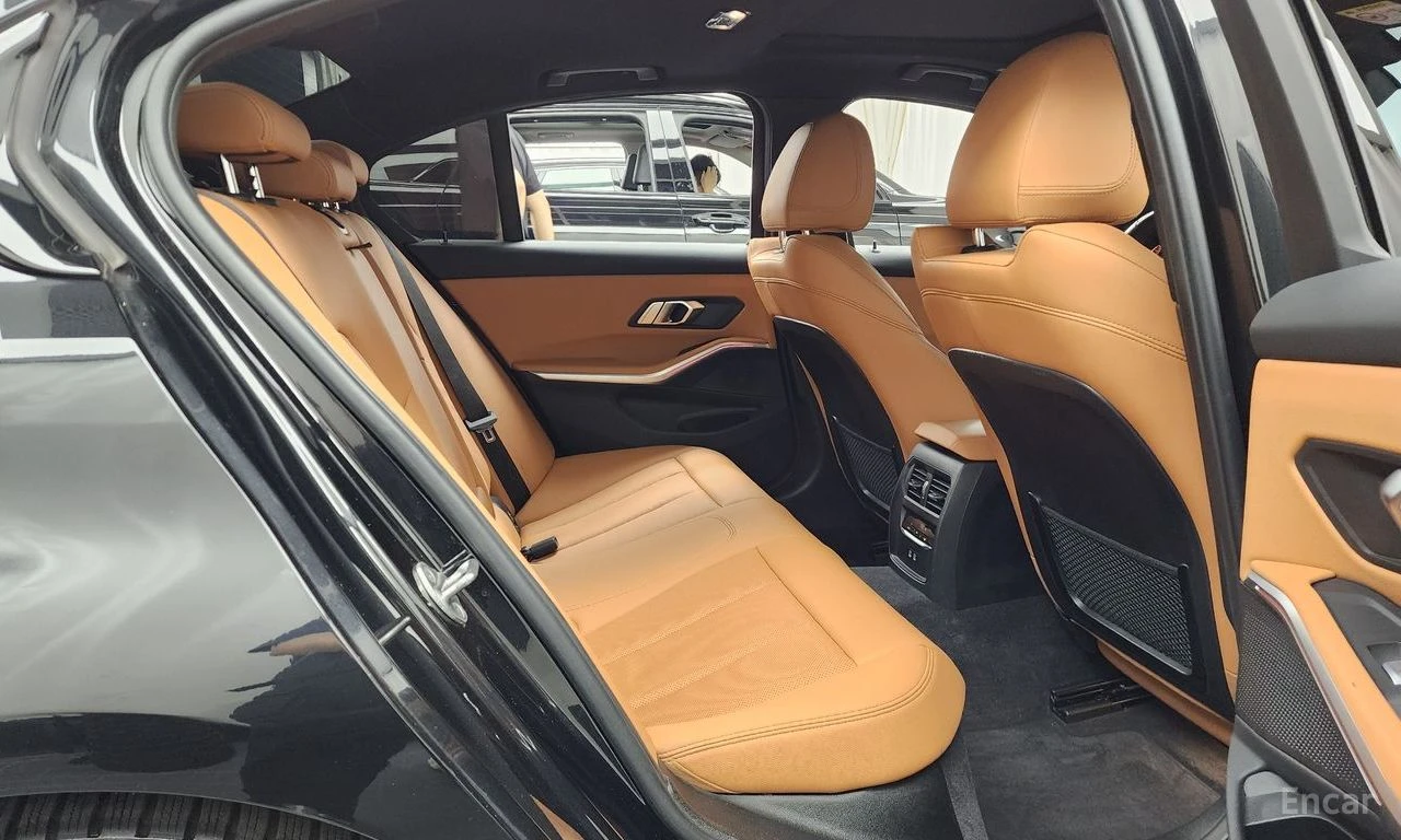 BMW 320 i M SPORT* DISTRONIC* HEAD-UP* ПОДГРЕВ* КАМЕРА*  , снимка 15 - Автомобили и джипове - 55072291