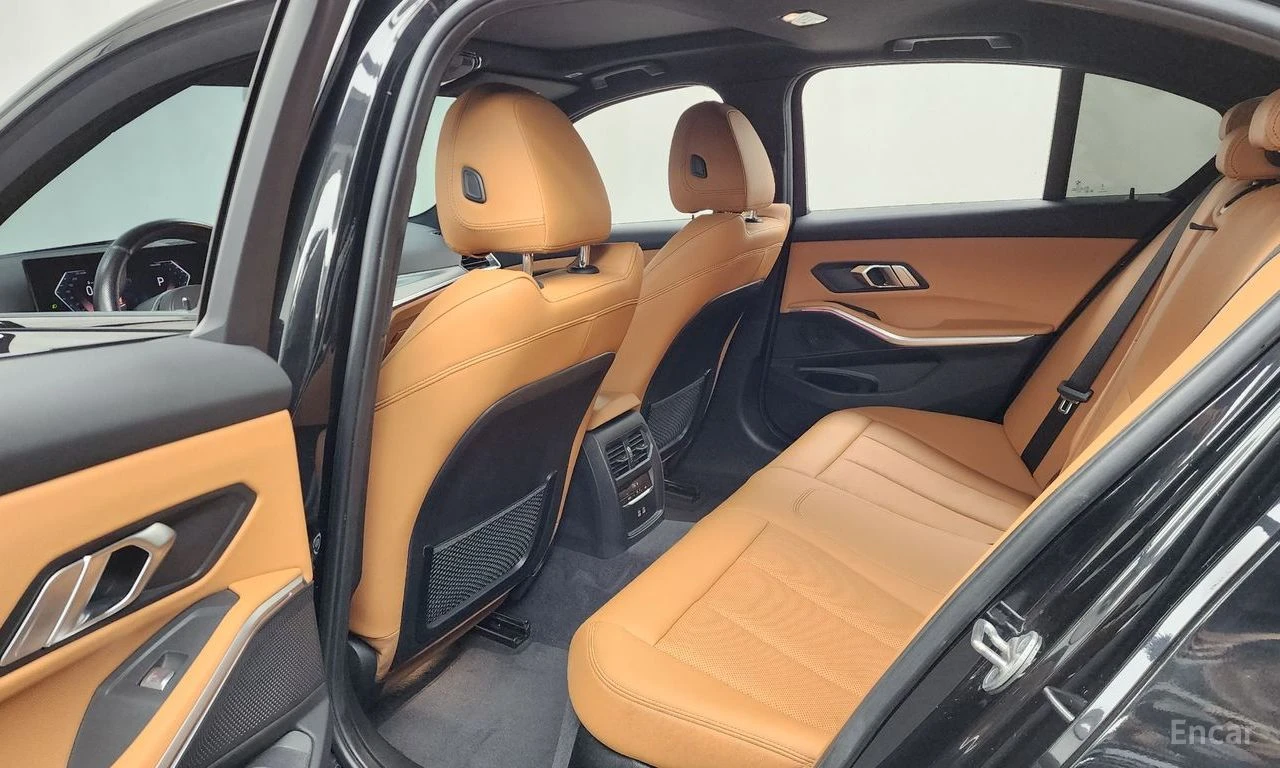 BMW 320 i M SPORT* DISTRONIC* HEAD-UP* ПОДГРЕВ* КАМЕРА*  , снимка 16 - Автомобили и джипове - 55072291