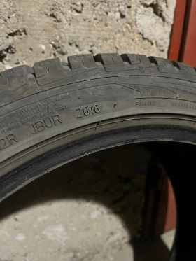 Гуми Зимни 235/40R18, снимка 2 - Гуми и джанти - 47992408