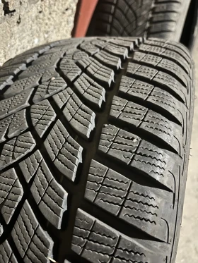 Гуми Зимни 235/40R18, снимка 8 - Гуми и джанти - 47992408