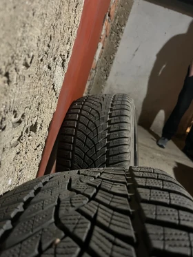 Гуми Зимни 235/40R18, снимка 7 - Гуми и джанти - 47992408