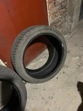 Гуми Зимни 235/40R18, снимка 4 - Гуми и джанти - 47992408