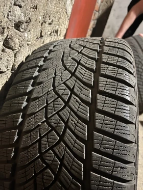 Гуми Зимни 235/40R18, снимка 1 - Гуми и джанти - 47992408