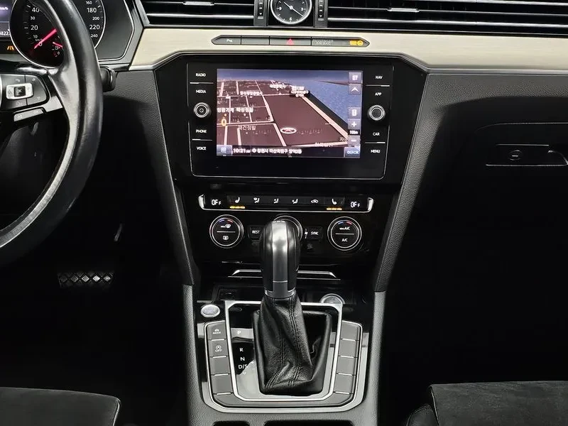 VW Passat 2.0 TDI, снимка 12 - Автомобили и джипове - 54299757