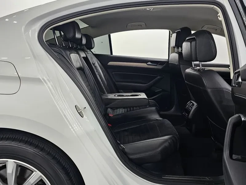 VW Passat 2.0 TDI, снимка 11 - Автомобили и джипове - 54299757