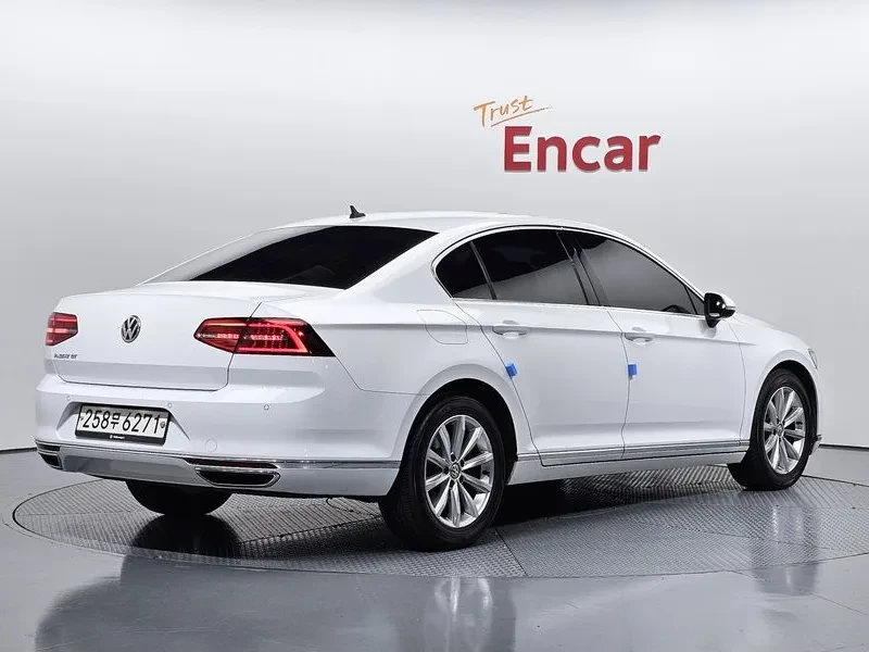 VW Passat 2.0 TDI, снимка 2 - Автомобили и джипове - 54299757