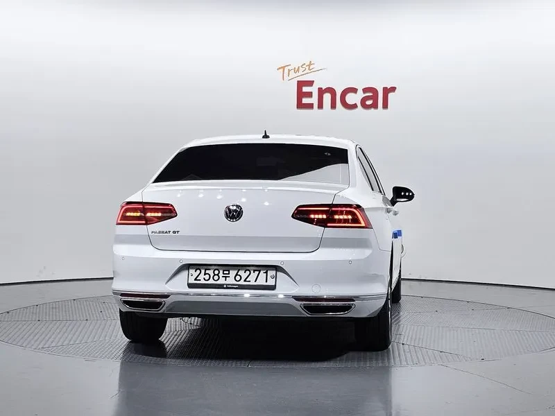 VW Passat 2.0 TDI, снимка 4 - Автомобили и джипове - 54299757