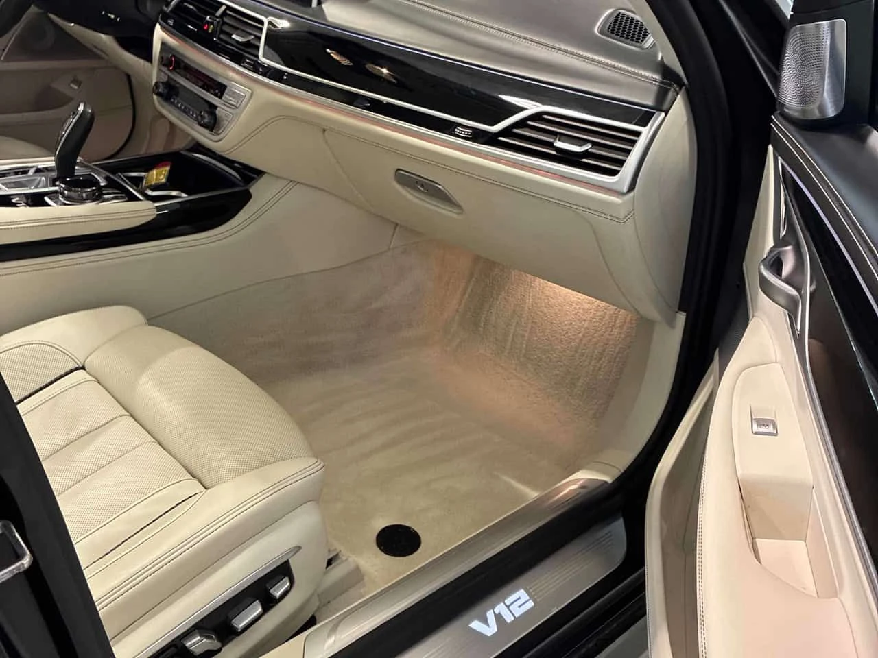BMW 760 * M760Li xDrive * CARFAX * ЦЕНА ДО БГ, снимка 15 - Автомобили и джипове - 54901625